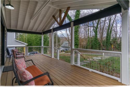 Blue Heron Bungalow 5 Min to Downtown Black Mtn in Black Mountain, USA