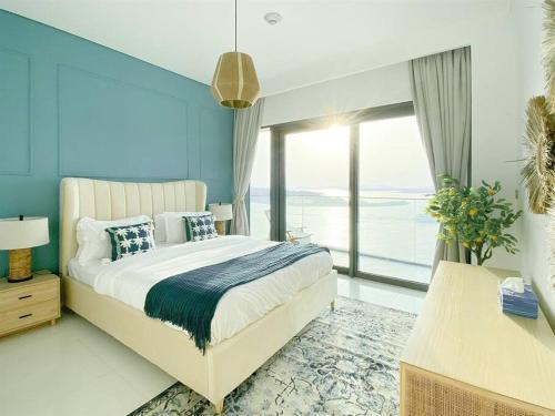 Trophy 2BDR Sandy Shores Retreat with Panoramic Sea View & Private Beach Access, Дубай (фото 3)