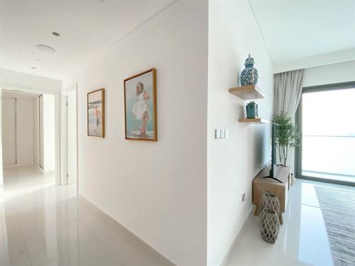 Trophy 2BDR Sandy Shores Retreat with Panoramic Sea View & Private Beach Access, Дубай (фото 10)