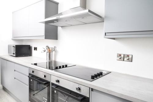 ห้องครัว, Ocho Homes by Eight Continents in มาโลน โลเวอร์