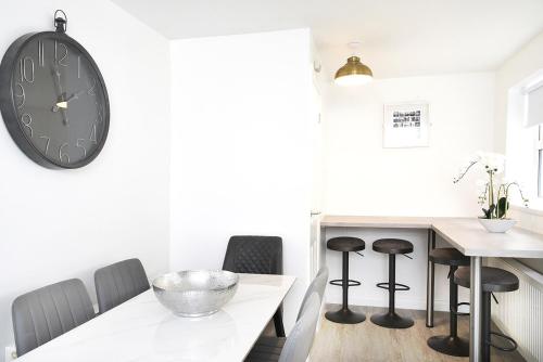 ห้องครัว, Ocho Homes by Eight Continents in มาโลน โลเวอร์
