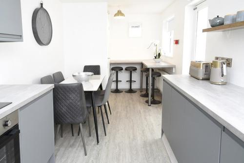 ห้องครัว, Ocho Homes by Eight Continents in มาโลน โลเวอร์