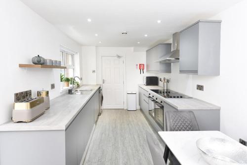 ห้องครัว, Ocho Homes by Eight Continents in มาโลน โลเวอร์