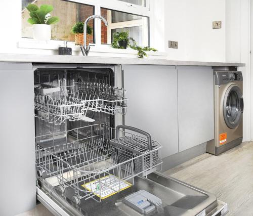 ห้องครัว, Ocho Homes by Eight Continents in มาโลน โลเวอร์