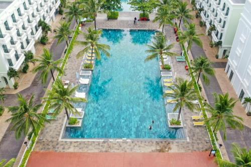 Swimming pool, Golden Dragon Hotel in Duong To