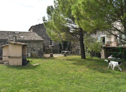 La Cour de l'Olivier – Lussas, NJ