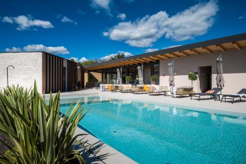 Floria Glamping Garden - image 4