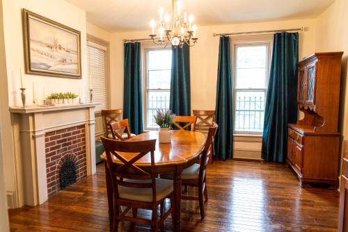 CHARMING EXECUTIVE VICTORIAN MANSION w/ FREE PARKING - near Bucknell in Milton, USA