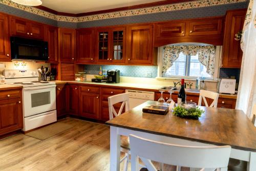 CHARMING EXECUTIVE VICTORIAN MANSION w/ FREE PARKING - near Bucknell in Milton, USA