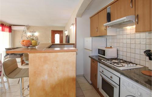 Kitchen, Le Mas Des Collines in Rousset-les-Vignes