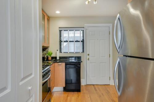 Pet-Friendly Urban Chicago Vacation Rental Condo in Chicago, USA