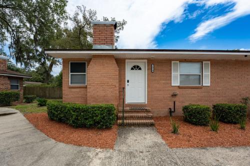 King Bedroom 2bed1bath Sleeps 5 Close To Town Center Downtown Beach Mayo Clinic in Jacksonville, USA