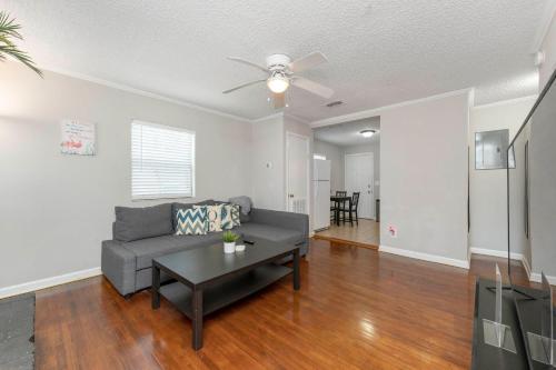 King Bedroom 2bed1bath Sleeps 5 Close To Town Center Downtown Beach Mayo Clinic in Jacksonville, USA