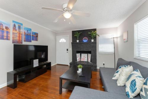 King Bedroom 2bed1bath Sleeps 5 Close To Town Center Downtown Beach Mayo Clinic in Jacksonville, USA
