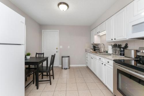 King Bedroom 2bed1bath Sleeps 5 Close To Town Center Downtown Beach Mayo Clinic in Jacksonville, USA