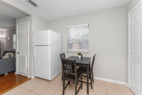 King Bedroom 2bed1bath Sleeps 5 Close To Town Center Downtown Beach Mayo Clinic in Jacksonville, USA