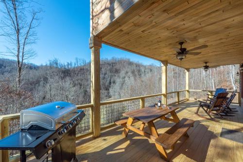 Cubs Den Cabin Deck, Fire Pit and Year round Mountain Views! in Swiss, USA