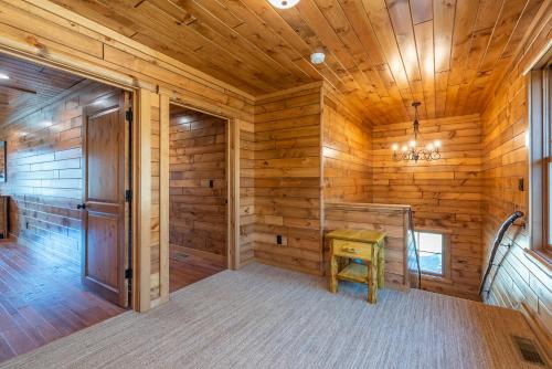 Cubs Den Cabin Deck, Fire Pit and Year round Mountain Views! in Swiss, USA