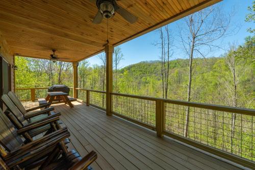 Deer Field Cabin Fire Pit and Mountain Views!