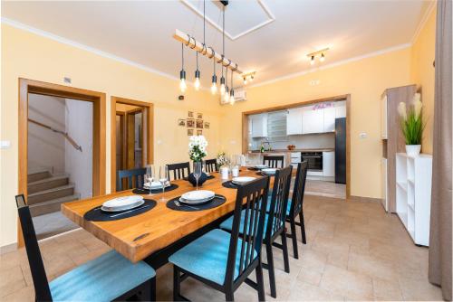 Vila Vergatum-privacy,gym,billiards,table tennis in Brgat Donji