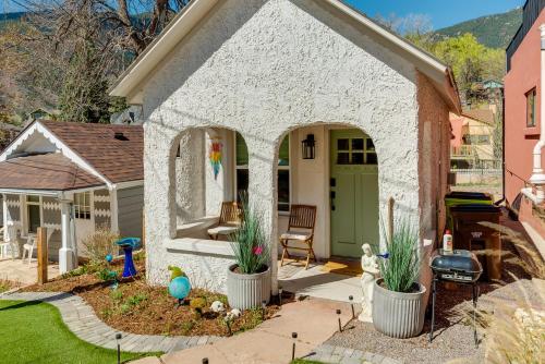 Manitou Springs Cottage with Mountain Views!