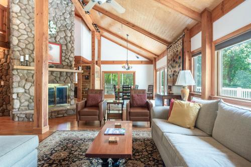 Havencrest Luxury Home with Long Range Mountain & Lake Lure Views! in Old Fort, USA