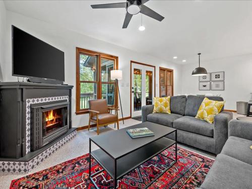 Blue Ridge View Pet Friendly, Deck, Grill in Marion, USA