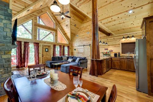 Broken Bow Cabin with Hot Tub and Outdoor Fireplace! in Broken Bow, USA
