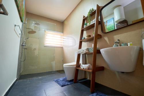 ฝักบัว, 1 bed at Windsor Apartments, Osu in โอซู