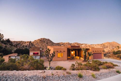 Yucca Valley Gem: Relaxing Adobe Retreat & Pool