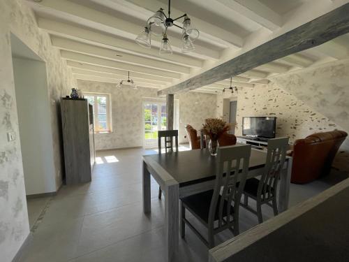 設施, Les mimosas in 魯亞安加式