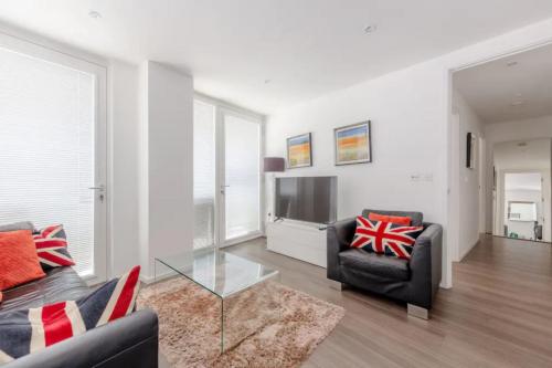 Modern 2BD Flat with a Balcony - Wandsworth - Apartment - London