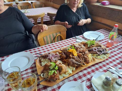 餐廳, Fahaz Motel in 阿巴德薩洛克