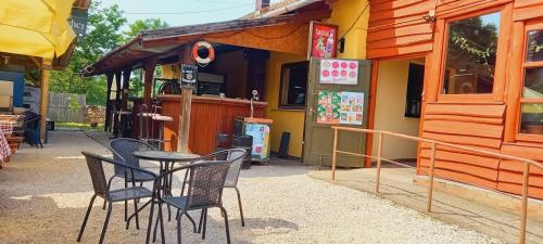 餐廳, Fahaz Motel in 阿巴德薩洛克