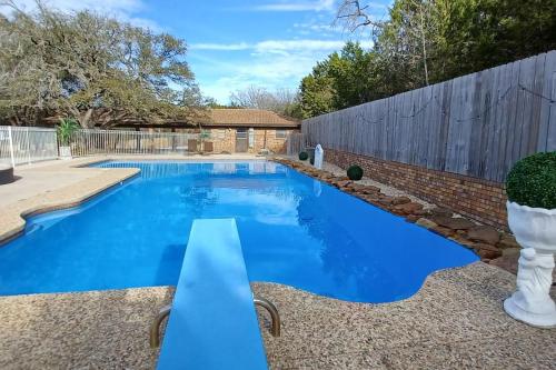 Mansion on 5ac with pool and indoor court, 5bdr, sleeps 14