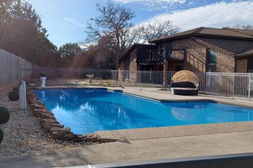 Mansion on 5ac with pool and indoor court, 5bdr, sleeps 14