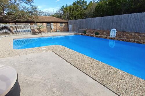 Mansion on 5ac with pool and indoor court, 5bdr, sleeps 14