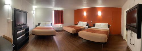 3 queen beds