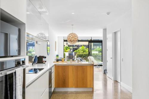مطبخ, Hobsonville Point Enchanter with Parking and Wi-fi in هوبسونفيلي