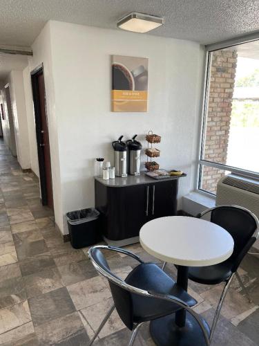 Regal 8 Inn & Suites Regal 8 Inn & Suites