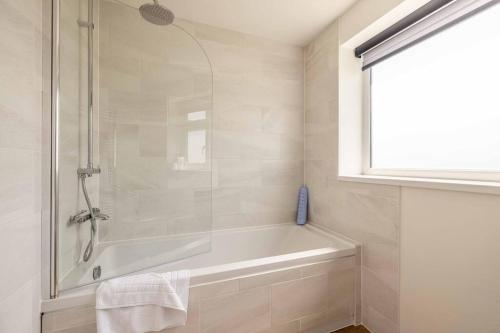 Charming 3Bed 3Bath Home in Windsor with parking! - By Tempstay, Windsor (Foto 6)