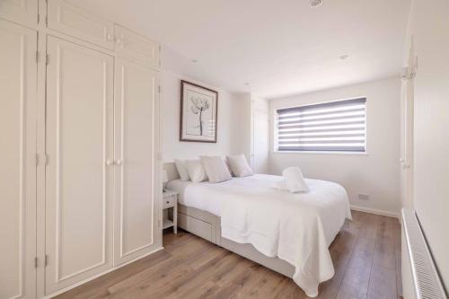 Charming 3Bed 3Bath Home in Windsor with parking! - By Tempstay, Windsor