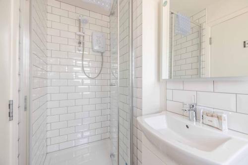 Charming 3Bed 3Bath Home in Windsor with parking! - By Tempstay, Windsor (Foto 11)