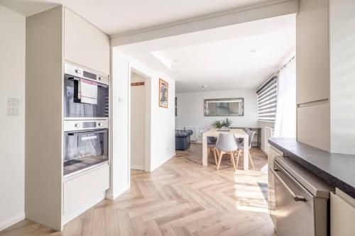 Charming 3Bed 3Bath Home in Windsor with parking! - By Tempstay, Windsor (Foto 4)