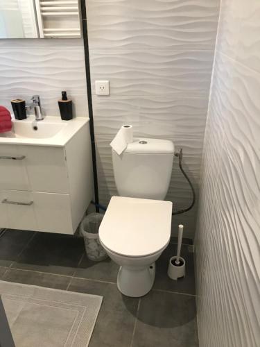 Bathroom, Studio cosy avec jardin proche centre et plage in Figuerolles