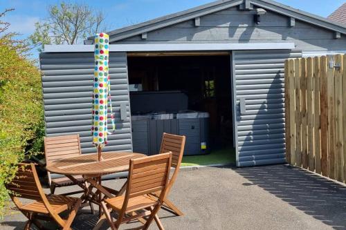 花園, Grace's Place with Hot Tub & Games Room in 卡里克弗格斯
