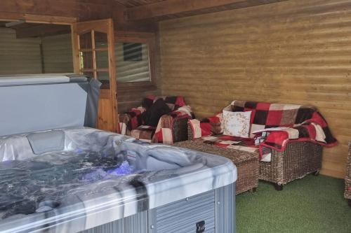 Grace's Place with Hot Tub & Games Room in 卡里克弗格斯