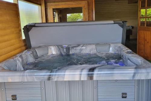 熱水浴缸, Grace's Place with Hot Tub & Games Room in 卡里克弗格斯