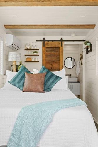 New The Wildflower Cozy Container Home in Fredericksburg, USA