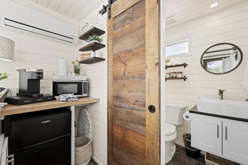 New The Wildflower Cozy Container Home in Fredericksburg, USA